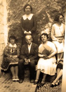 Don Carlos, en Guadalest, junto a sus sobrinas Cabrera Abargues