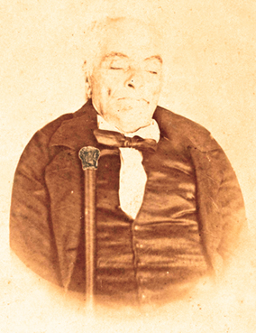 Don Miguel Durá Garcñes, en su lecho de muerte, fotografiado con su vara de alcalde. 1867
